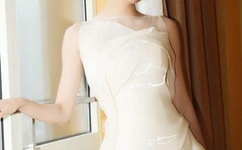 外国女子看破红尘 在山上做起这种事